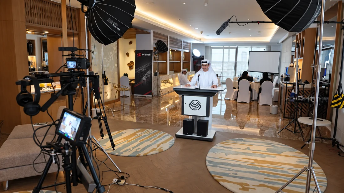 تدريب على الإلقاء عند المنصّة باستخدام الكاميرات والإضاءة والملقّن