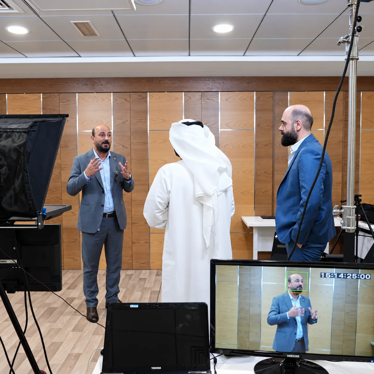 تطبيق عملي أمام الملقّن ومتابعة أداء المتحدث على الشاشة