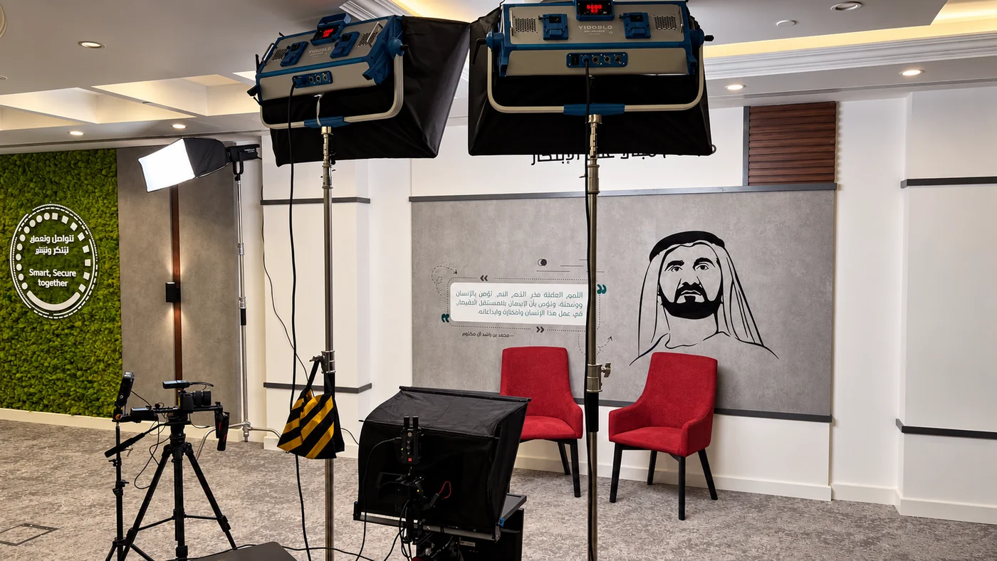 تهيئة مشهد المقابلة أمام الكاميرا والملقّن